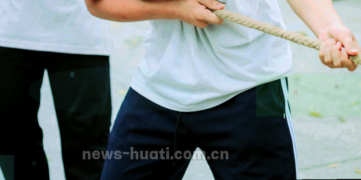 深墨绿底上的稀疏网格与点阵纹理，局部透出荧光青，不含文字